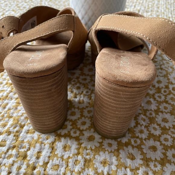 Tan suede heeled crossover sandals - Picture 3 of 4